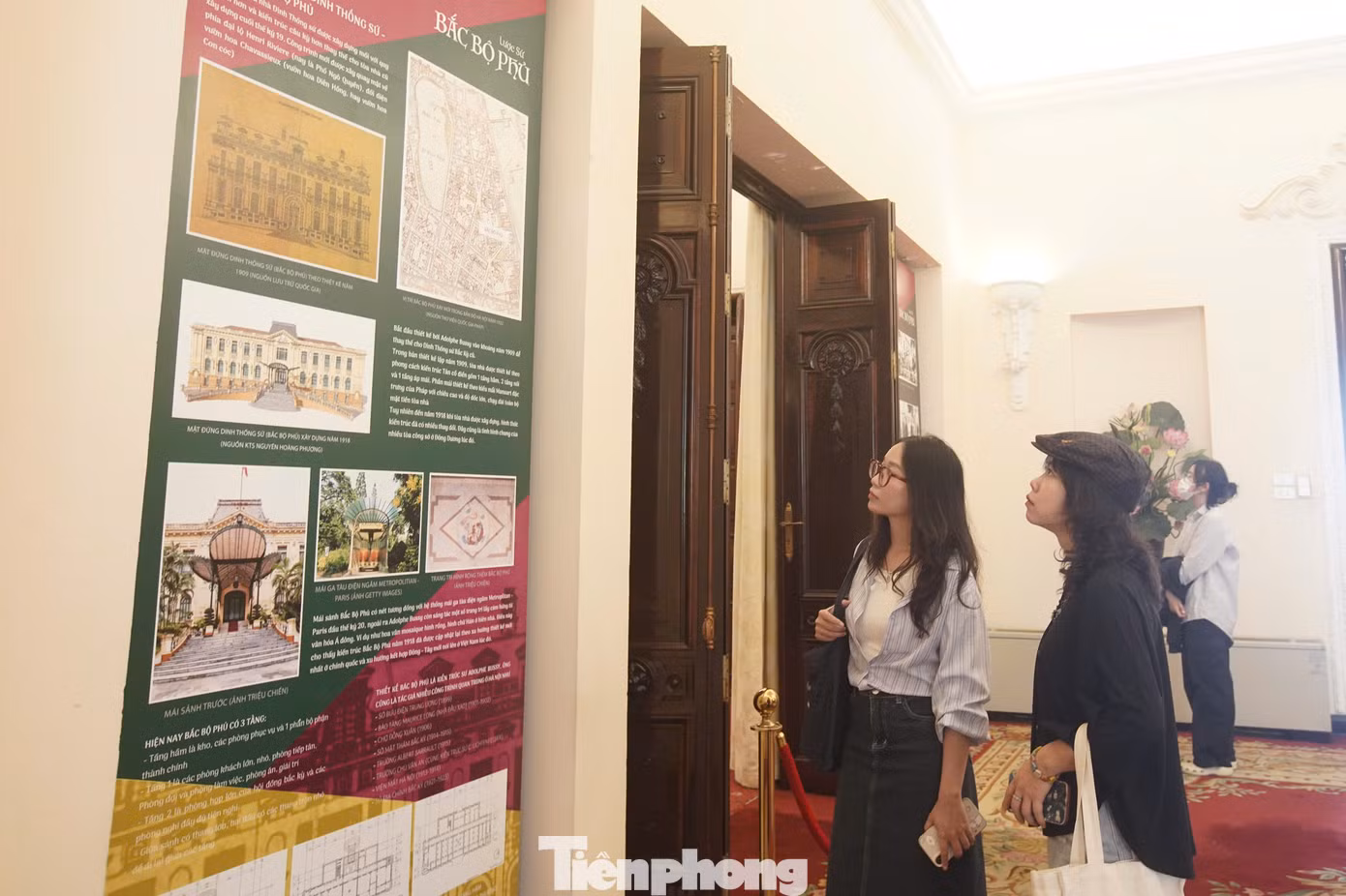 Người dân háo hức khám phá một không gian kiến trúc đầy hoài niệm quá khứ vừa ngập tràn những thiết kế mới mẻ. Đây cũng là lần đầu các cánh cửa của Bắc Bộ Phủ mở ra, đón công chúng tham quan, khám phá.
