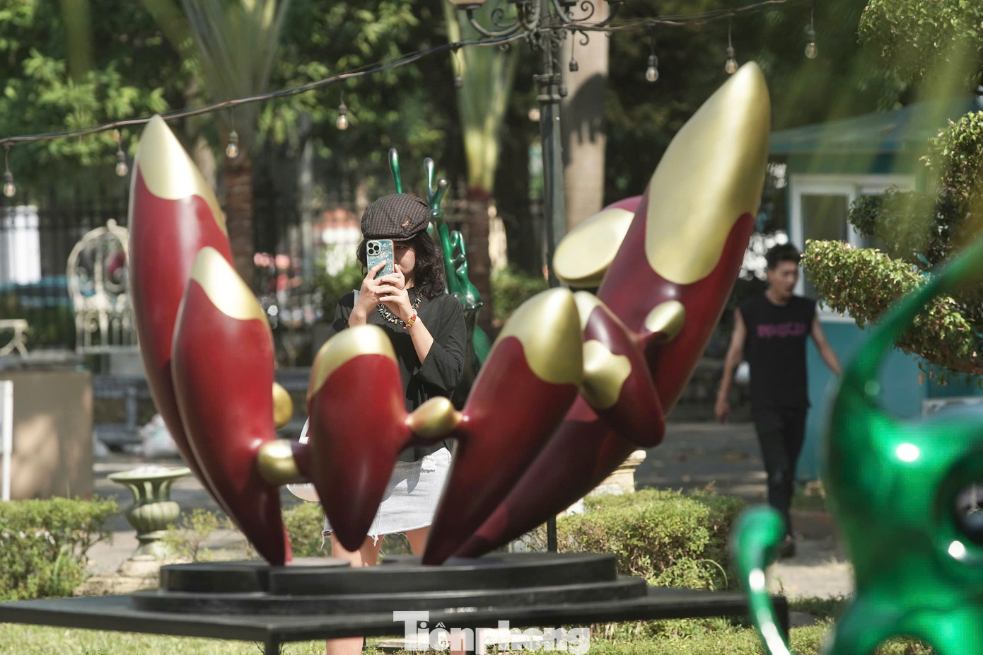 Các tác phẩm được trưng bày được thể hiện dưới nhiều hình dạng để khán giả thấy những chuyển động của loạt tác phẩm, sự thay đổi từ khối đặc rỗng đến hiệu ứng từ chất liệu.