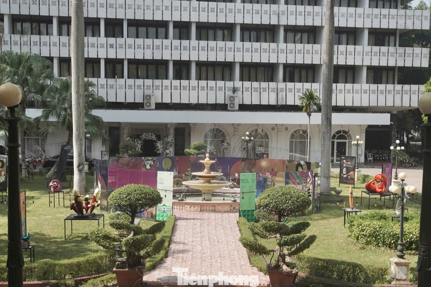 Công trình Dòng gồm 2 cụm công trình kiến trúc được đặt tại khu vực Bắc Bộ Phủ và Vườn hoa Diên Hồng. Công trình do nhà điêu khắc Phạm Thái Bình, TS. KTS Trương Ngọc Lân, KTS. Nguyễn Hồng Quang thực hiện.