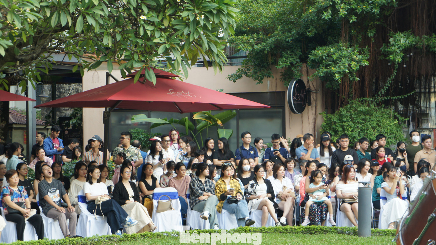 Bên cạnh những bản giao hưởng nổi tiếng, dàn nghệ sĩ của Dàn nhạc giao hưởng quốc gia Việt Nam mang đến một không gian đầy hoài niệm với những ca khúc gắn liền với Hà Nội như Bài ca Hà Nội (Vũ Thanh), Người Hà Nội (Nguyễn Đình Thi), Trời Hà Nội xanh (Văn Ký)...