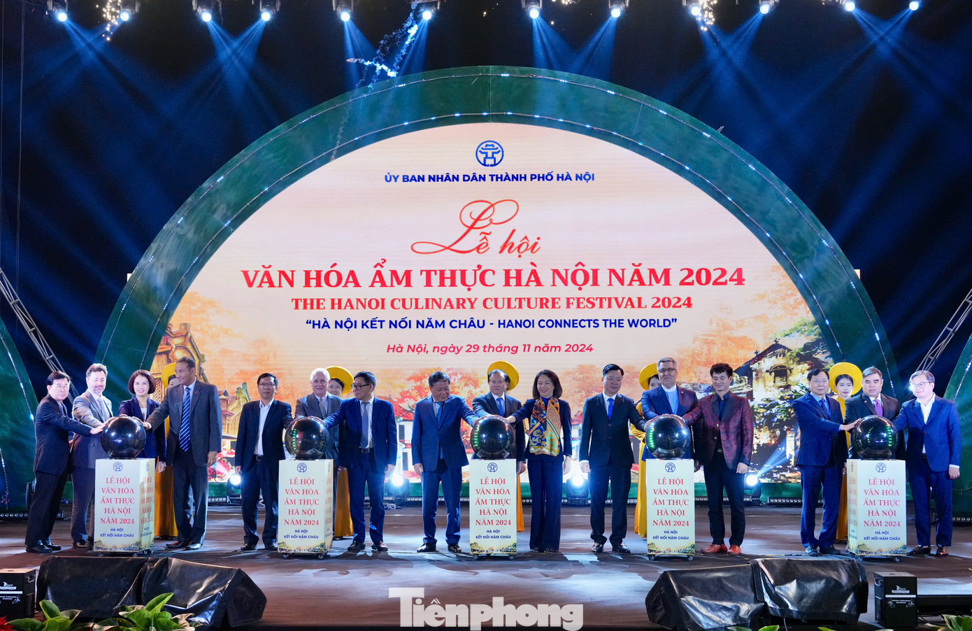 Các đại biểu thực hiện nghi lễ khai mạc Lễ hội Văn hóa ẩm thực Hà Nội 2024. Các đại biểu thực hiện nghi lễ khai mạc Lễ hội Văn hóa ẩm thực Hà Nội 2024.