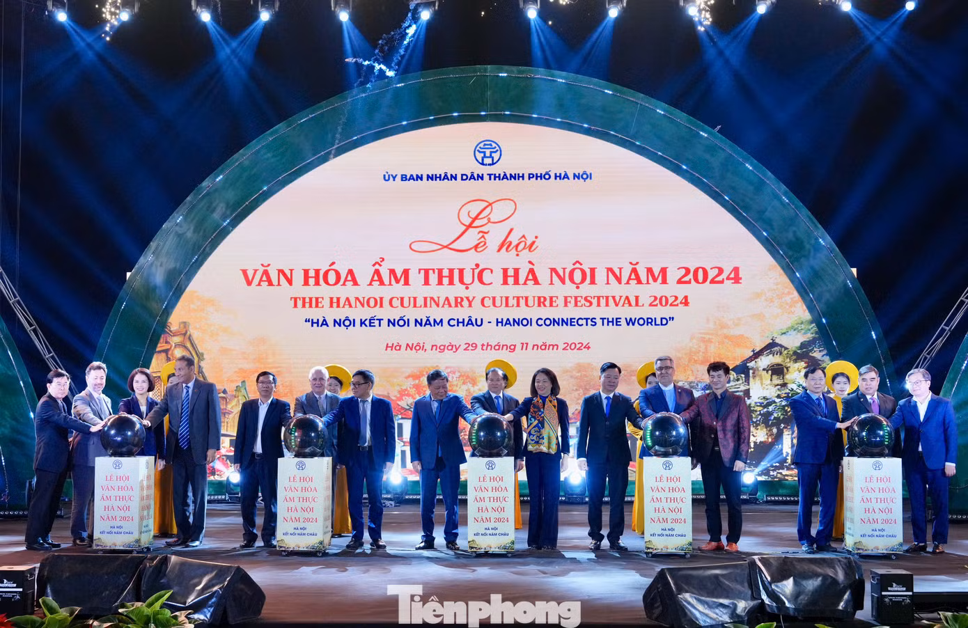 Các đại biểu thực hiện nghi lễ khai mạc Lễ hội Văn hóa ẩm thực Hà Nội 2024.