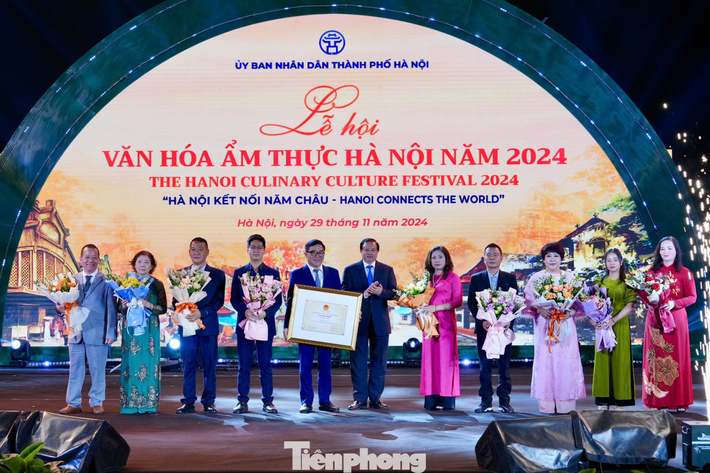 Thứ trưởng Bộ VHTTDL Tạ Quang Đông trao bằng chứng nhận phở Hà Nội là Di sản văn hóa phi vật thể quốc gia cho đại diện TP. Hà Nội. Thứ trưởng Bộ VHTTDL Tạ Quang Đông trao bằng chứng nhận phở Hà Nội là Di sản văn hóa phi vật thể quốc gia cho đại diện TP. Hà Nội.