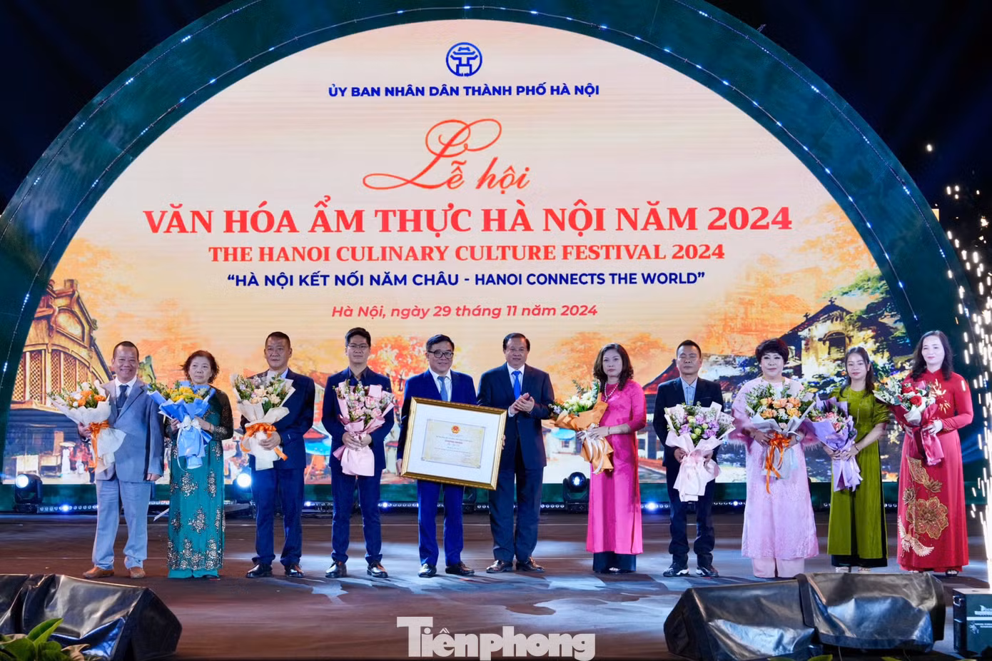 Thứ trưởng Bộ VHTTDL Tạ Quang Đông trao bằng chứng nhận phở Hà Nội là Di sản văn hóa phi vật thể quốc gia cho đại diện TP. Hà Nội.