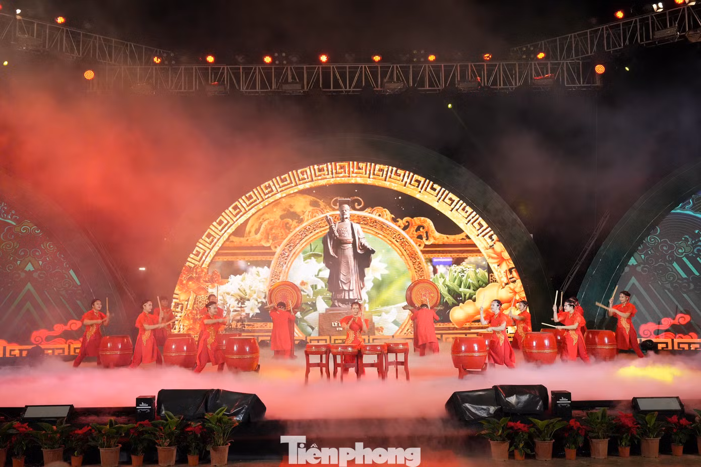 Lễ khai mạc Lễ hội Văn hóa ẩm thực Hà Nội diễn ra tại công viên Thống Nhất (Trần Nhân Tông, Hai Bà Trưng) tối 29/11.