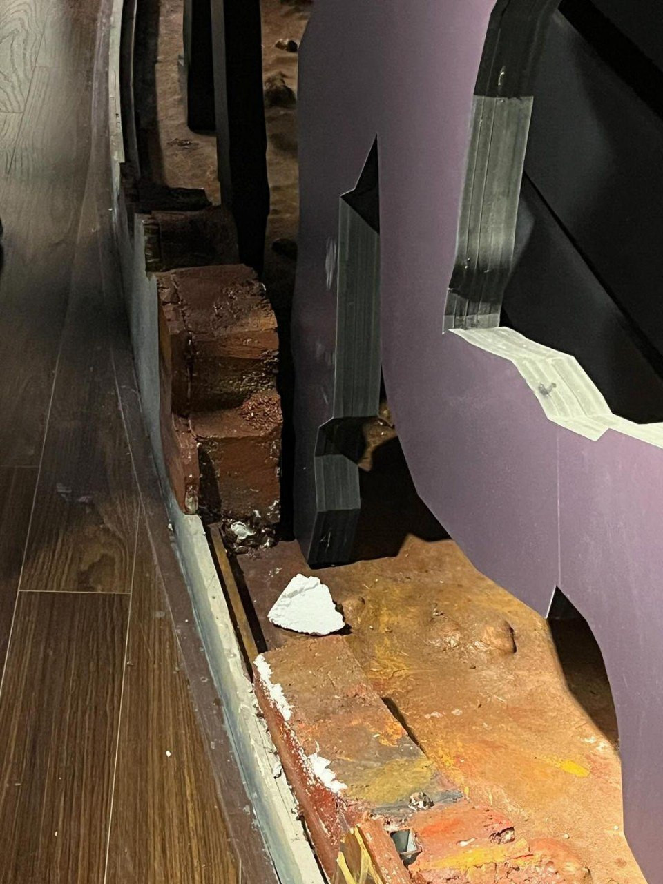 Một bục trưng bày trong bảo tàng bị vỡ do quá nhiều người dẫm lên để chụp ảnh. Một bục trưng bày trong bảo tàng bị vỡ do quá nhiều người dẫm lên để chụp ảnh.