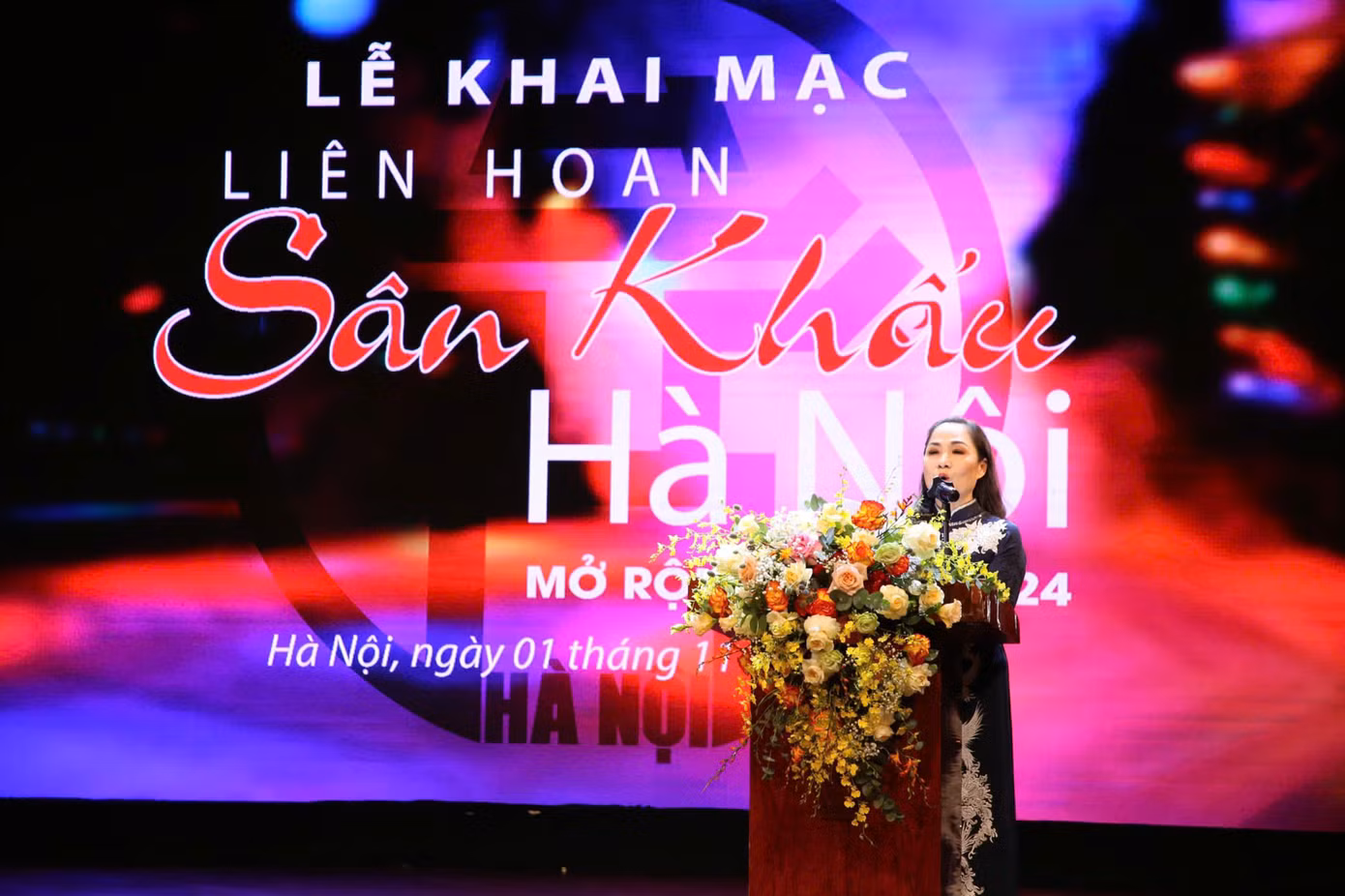 NSND Trịnh Thúy Mùi - Chủ tịch Hội Nghệ sĩ Sân khấu Việt Nam - phát biểu khai mạc Liên hoan Sân khấu Hà Nội mở rộng 2024.