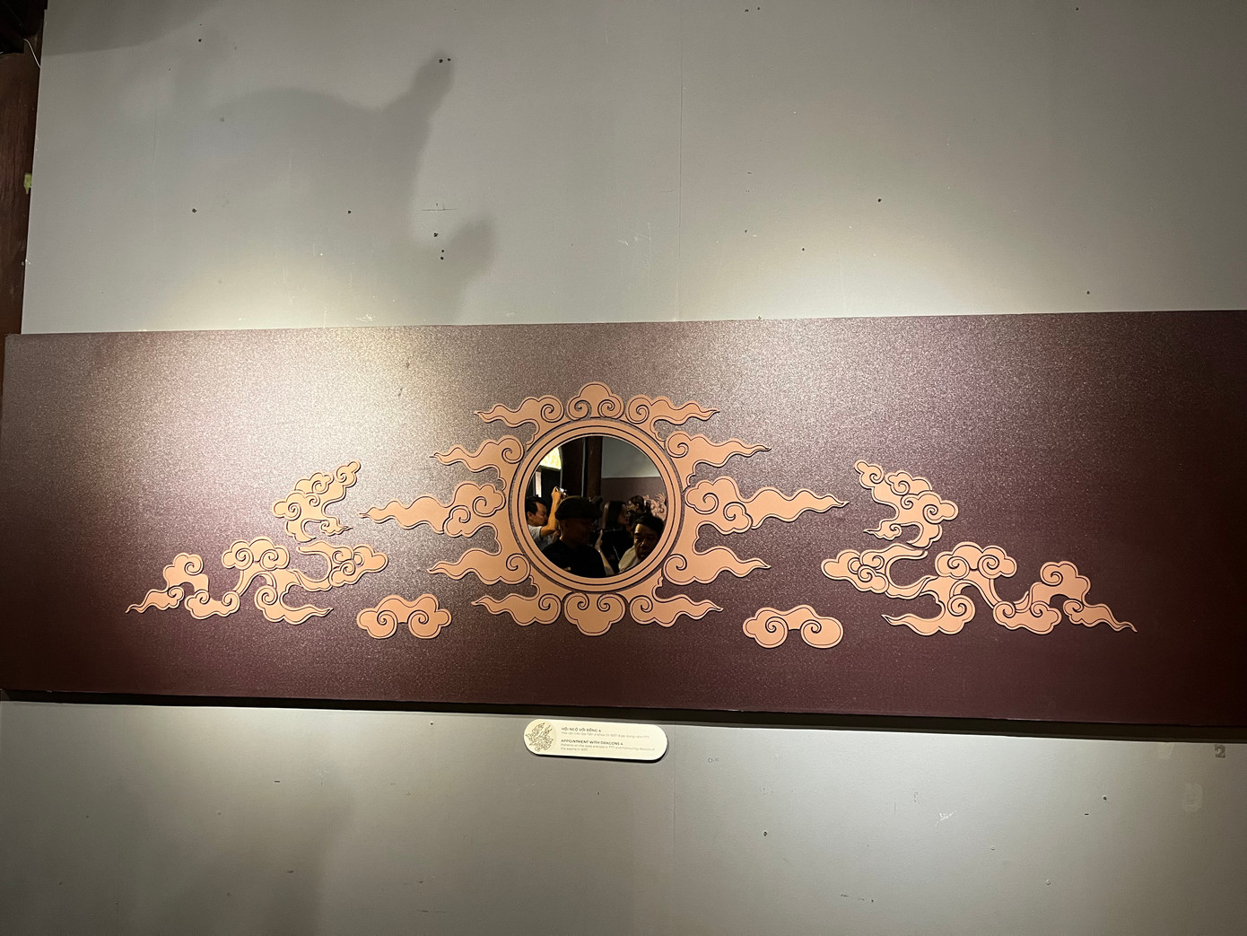 “Trong số các hoa văn và họa tiết đã được sử dụng để trang trí trên trán bia và diềm bia Tiến sĩ, hình tượng rồng luôn được dành một vị trí hết sức trang trọng. Hình tượng rồng chủ yếu xuất hiện ở phần trán bia - bộ phận trang nghiêm nhất trên thân bia - và thường được thể hiện theo bố cục một đôi rồng chầu vào mặt trời có mây lửa bao quanh”, ông Lê Xuân Kiêu nêu.