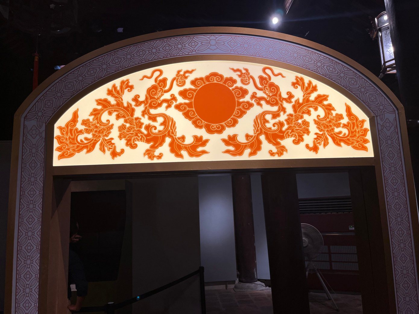 Các tác phẩm được giới thiệu tại trưng bày thể hiện sự tôn trọng những đường nét nguyên bản trên bia Tiến sĩ, giúp cho người xem hình dung rõ hơn sự tài hoa và điêu luyện của những nghệ nhân chế tác đá.