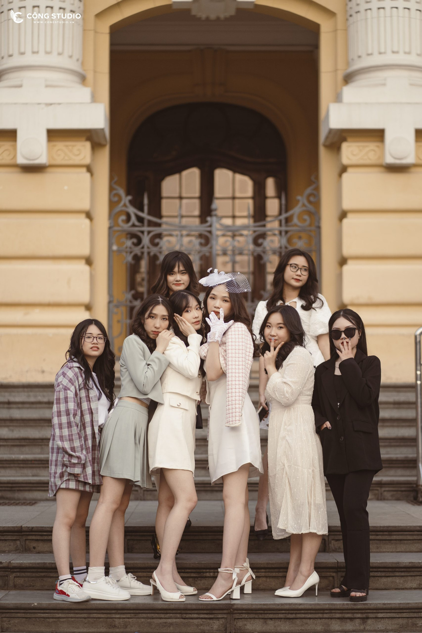 Nhà hát Lớn Hà Nội không chỉ là điểm đến đặc trưng của Hà Nội mà còn trở thành điểm chụp ảnh kỷ yếu, ảnh cưới. Đây cũng là cách để người dân thể hiện tình yêu với một biểu tượng văn hóa, nghệ thuật hơn trăm tuổi ở Thủ đô. Ảnh: Sưu tầm.