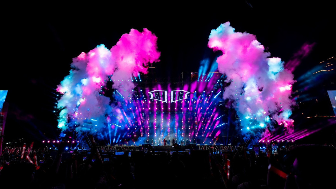 Việc tăng thuế VAT khiến giá vé vào cửa các chương trình tăng lên. Việc tăng thuế VAT khiến giá vé vào cửa các chương trình tăng lên.