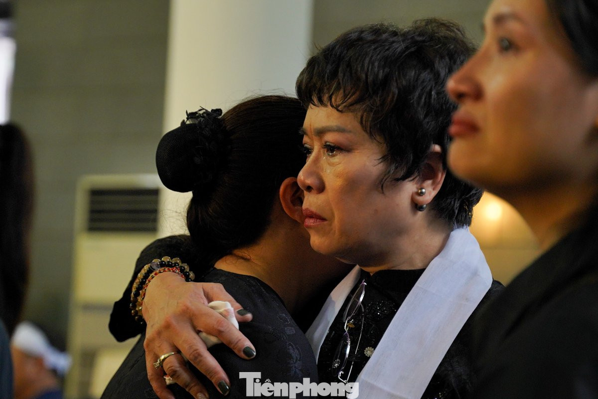 Tiền bối, đồng nghiệp cho rằng NSƯT Phương Nga là diễn viên tốt, nghiêm túc với nghề, nhưng cuộc sống có phần nghiệt ngã khi rời đi quá sớm. Chị đang ở độ tuổi cống hiến tốt nhất nhưng lại mắc bạo bệnh và không thể qua khỏi.