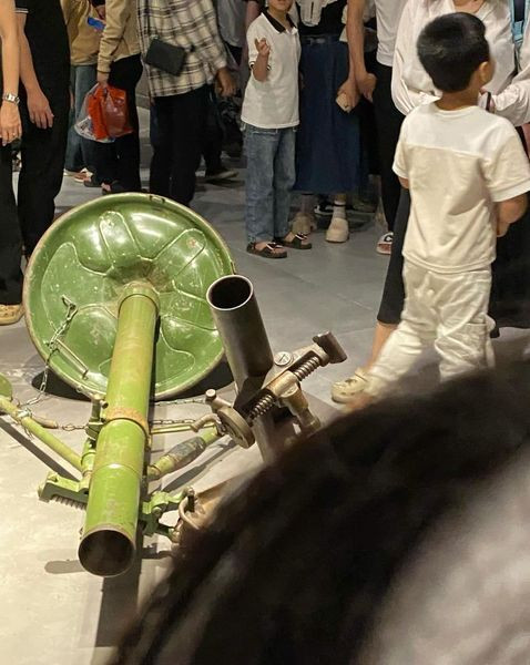 Những hình ảnh không đẹp về văn hóa ứng xử nơi công cộng ở Bảo tàng Lịch sử Quân sự Việt Nam tràn lan trên mạng xã hội. Những hình ảnh không đẹp về văn hóa ứng xử nơi công cộng ở Bảo tàng Lịch sử Quân sự Việt Nam tràn lan trên mạng xã hội.