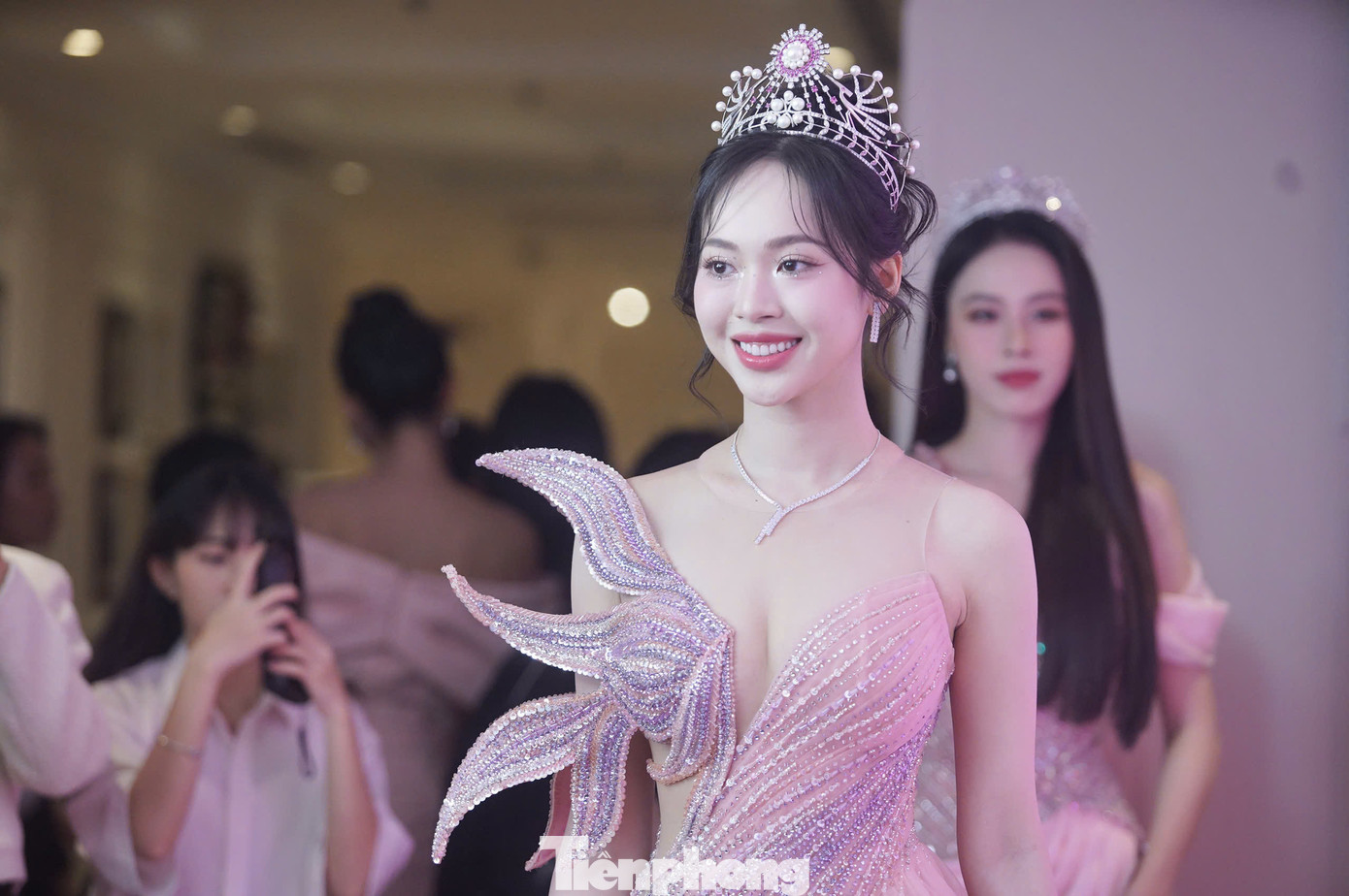 Thiết kế cách điệu phần thân trên giúp Trịnh Thùy Linh khoe dáng thon.