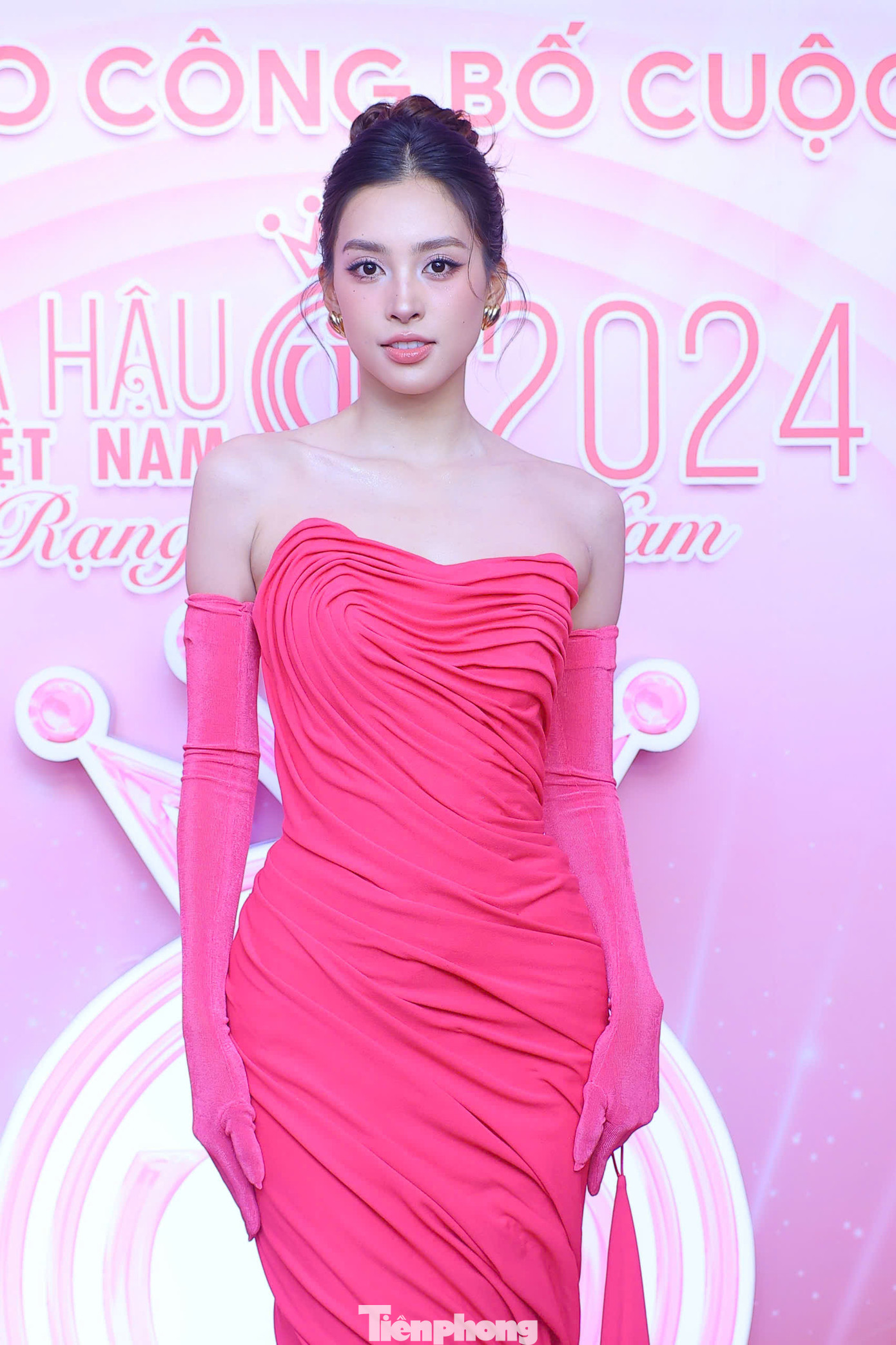 Trên thảm đỏ công bố cuộc thi HHVN 2024, HHVN 2018 Tiểu Vy diện chiếc váy hồng khoe trọn nhan sắc ngọt ngào. Dịp này, Hoa hậu Tiểu Vy chia sẻ niềm vui khi có mặt tại họp báo HHVN 2024. Người đẹp gửi lời chúc đến ban tổ chức có mùa thi hoành tráng, tìm được các thí sinh tiềm năng, tỏa sáng.