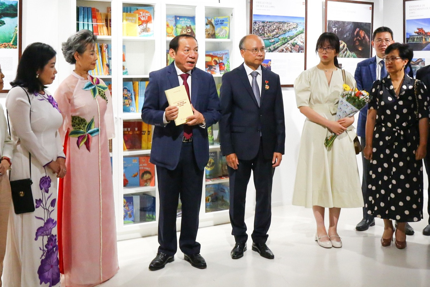 Bộ trưởng Nguyễn Văn Hùng giới thiệu về cuốn sách Một số vấn đề lý luận và thực tiễn về chủ nghĩa xã hội và con đường đi lên chủ nghĩa xã hội ở Việt Nam.