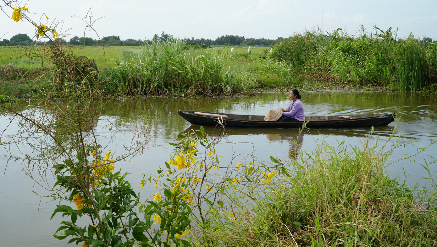 "Tinh thần và thông điệp Bà già đi bụi hướng tới là cảnh tỉnh những người con, người cháu cần quan tâm đến bố mẹ, ông bà nhiều hơn, biết cảm thông và chia sẻ với nỗi niềm của ông bà hay bố mẹ mình. Đây cũng là giá trị cốt lõi trong truyền thống văn hóa gia đình của người Việt", đạo diễn Trần Chí Thành nêu.