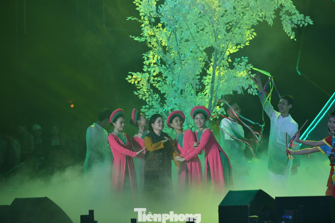 Điểm đặc biệt trong lễ hội năm nay là chương trình nghệ thuật trình diễn âm thanh, ánh sáng đặc sắc với chủ đề Âm vang Mê Linh.