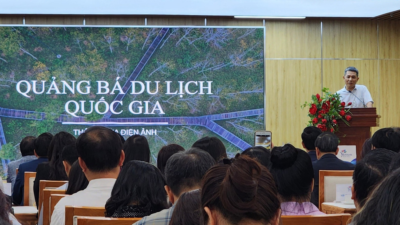 Ông Nguyễn Châu Á - Tổng giám đốc của Oxalis Adventure - giới thiệu về chương trình Việt Nam Expo in Hollywood.