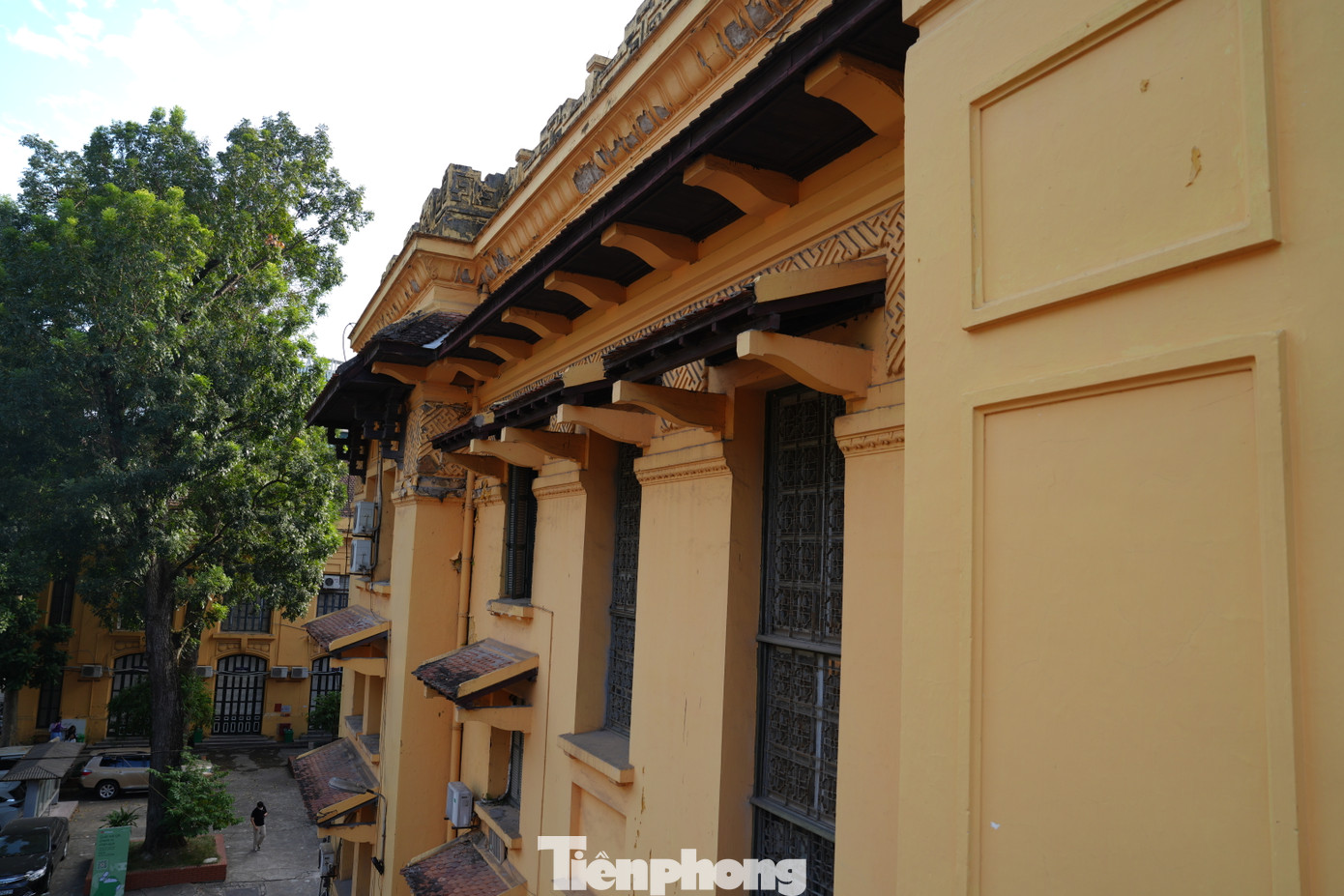 Đại học Đông Dương được thành lập ngày 16/5/1906. Đây là một trong những đại học hiện đại đầu tiên của xứ Đông Dương nói chung và ở Việt Nam nói riêng, đã đào tạo ra nhiều lớp trí thức mới góp phần xứng đáng vào sự nghiệp giải phóng dân tộc và xây dựng đất nước. Năm 1956, Đại học Tổng hợp (cũ) được thành lập, đến nay công trình kiến trúc này giữ nguyên nét cổ kính, nổi bật với sảnh chính lát đá, mái vòm cao và cửa chính hoa sắt độc đáo.