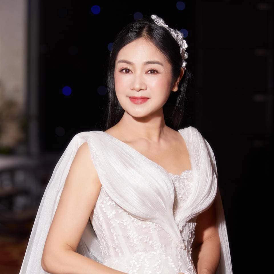 Với đôi mắt sắc, diễm lệ NSND Thu Hà đã trở thành thành ngôi sao của làng điện ảnh phía Bắc. Đến nay ở tuổi 55, chị vẫn duy trì vẻ đẹp, sự rạng rỡ. NSND Thu Hà vừa tham gia bộ phim truyền hình giờ vàng Trạm cứu hộ trái tim, đảm nhận vai người mẹ khó tính, khắc nghiệt với con gái.