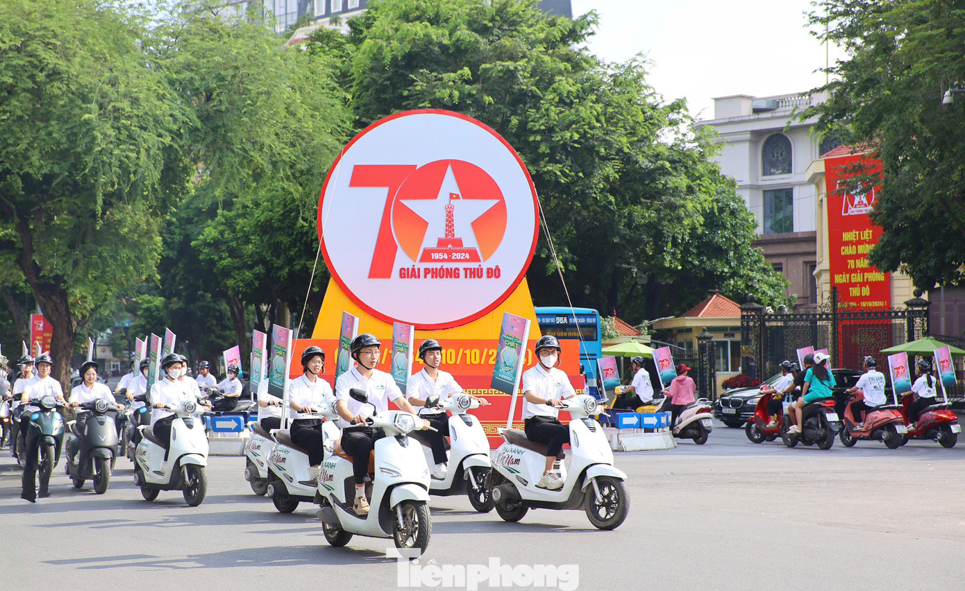 Đoàn xe đi qua các phố Lý Thường Kiệt, Trần Hưng Đạo, Phan Bội Châu, Ngô Quyền, Phan Chu Trinh, Tông Đản, Hàng Vôi, Trần Quang Khải...