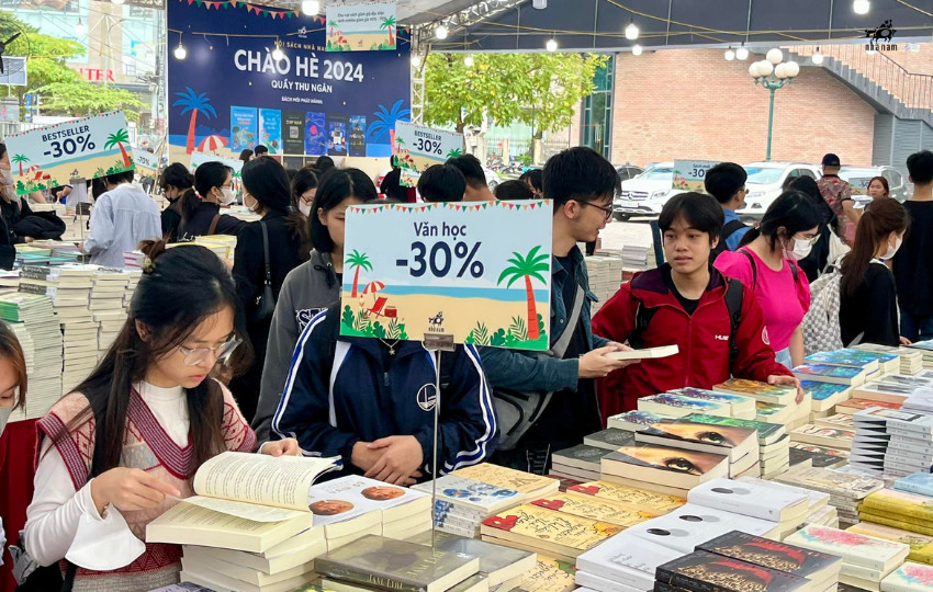 Các chuyên gia khẳng định, độc giả không dễ dàng bỏ qua cho Nhã Nam chỉ với vài dòng thông báo và một chương trình giảm giá “sập sàn” đầu hè. Các chuyên gia khẳng định, độc giả không dễ dàng bỏ qua cho Nhã Nam chỉ với vài dòng thông báo và một chương trình giảm giá “sập sàn” đầu hè.