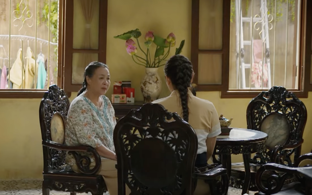 Phân cảnh xúc động giữa mẹ chồng và nàng dâu nhận về nhiều chỉ trích. Phân cảnh xúc động giữa mẹ chồng và nàng dâu nhận về nhiều chỉ trích.