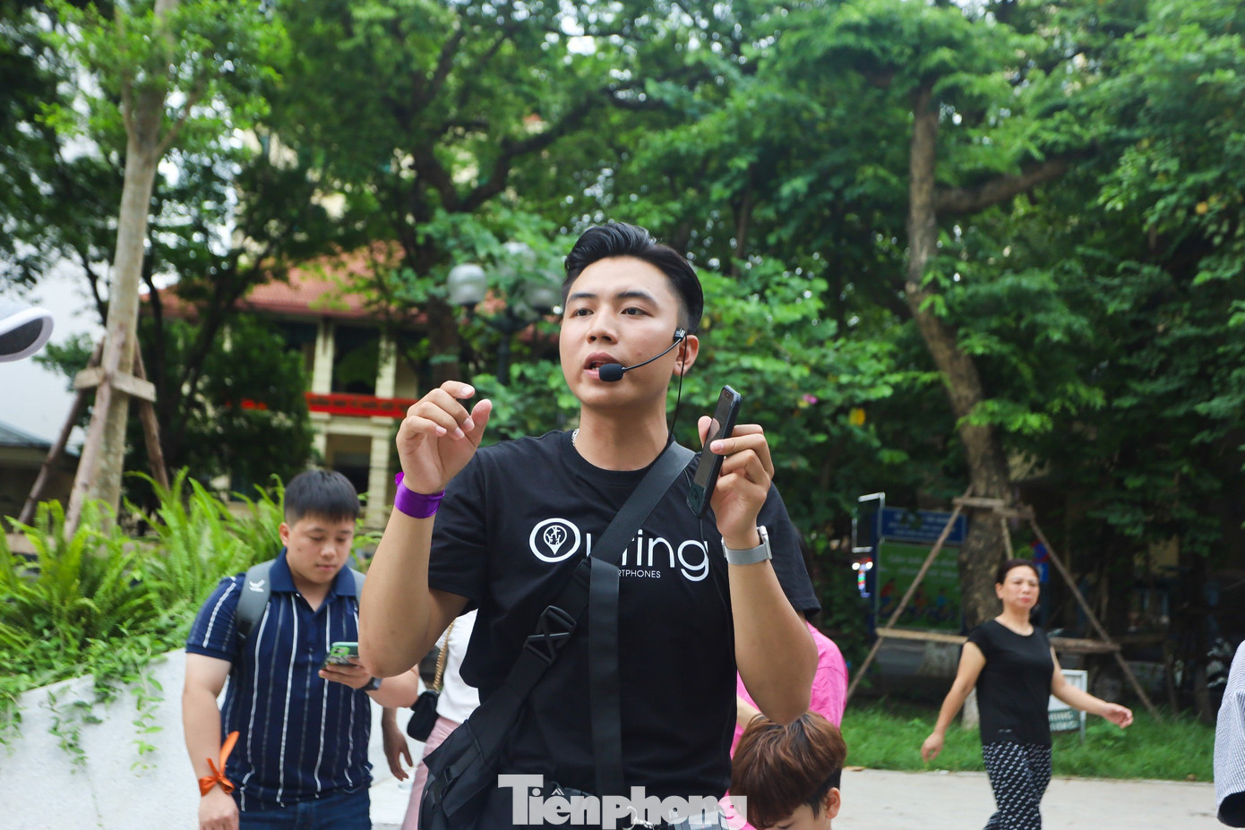 Đây là sự tích hợp các trò chơi, nhiệm vụ trên ứng dụng điện thoại, chỉ cần một hướng dẫn viên giải thích luật chơi và hỗ trợ các đội nhóm hoàn thành nhiệm vụ từ ban tổ chức (BTC). "Nhiệm vụ tại mỗi một điểm dừng đều có màu sắc riêng. Có những điểm chỉ cần chụp ảnh nhưng có điểm phải giải các câu đố, câu hỏi liên quan đến điểm đến. Lúc này cần sự hợp lực của các thành viên trong nhóm để vượt qua thử thách", anh Đỗ Văn Quân - hướng dẫn viên foodtour phố cổ Hà Nội - cho biết.