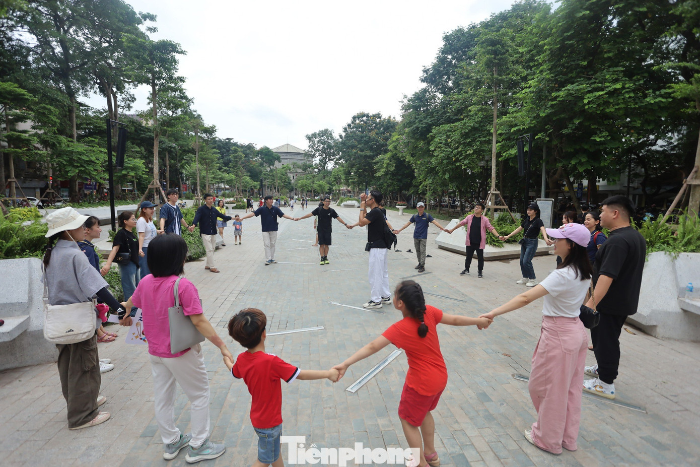 Nhà tổ chức tour game di sản khám phá phố cổ Hà Nội kết hợp trải nghiệm ẩm thực tập trung du khách ở vườn hoa bốt Hàng Đậu.