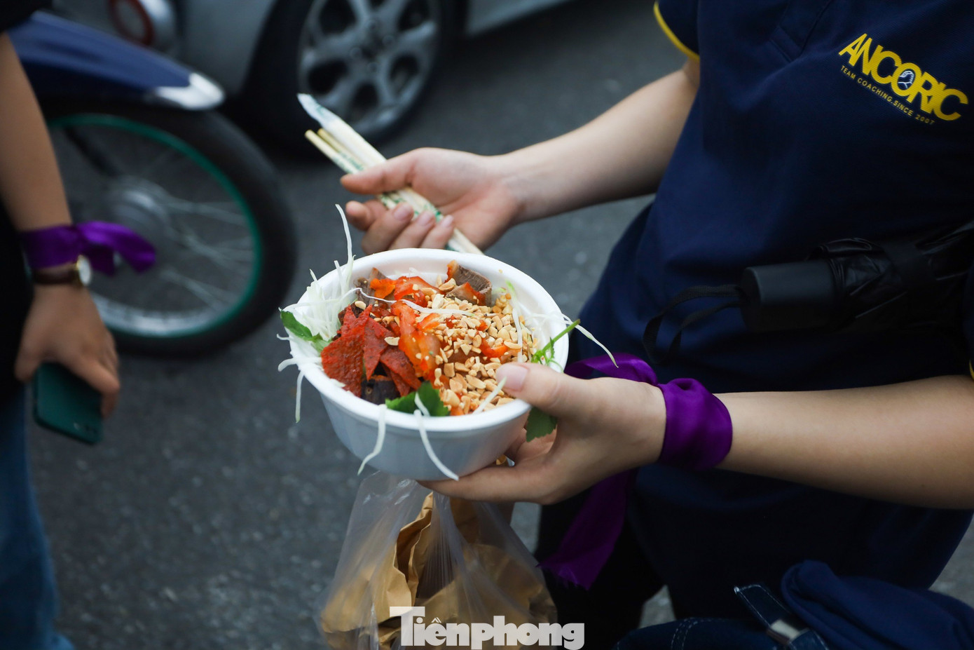 Món đặc sản khép lại chuỗi khám phá ẩm thực phố cổ là món nộm Long Vi Dung. Thông qua chuyến đi lần này, phần lớn du khách biết được đâu là hàng ăn, quán ăn chính gốc của một món đặc sản tại Hà Nội.