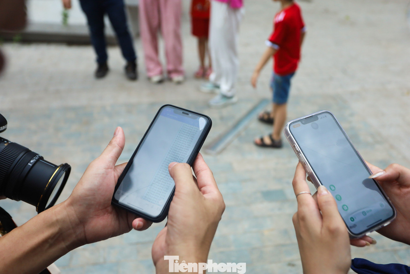 Phân nhóm xong du khách sẽ vào ứng dụng và bắt đầu cuộc chơi, khám phá phố cổ. Điểm đến đầu tiên trong hành trình chính là bốt Hàng Đậu. Các điểm đến trong tour phần lớn hướng đến các di tích lịch sử quanh phố cổ Hà Nội như di tích 48 Hàng Ngang - nơi Chủ tịch Hồ Chí Minh viết bản Tuyên ngôn độc lập - đền Bạch Mã...