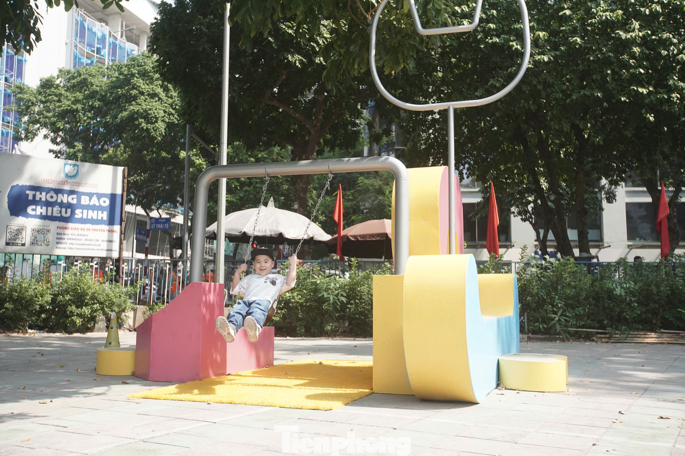 Cung Thiếu nhi Hà Nội trở thành "trái tim" của Lễ hội Thiết kế sáng tạo Hà Nội 2024 khi là nơi tổ chức hàng loạt hoạt động lan tỏa tinh thần sáng tạo. Điểm đến này cũng gây chú ý khi xây dựng thành công pavilion Hành lang thơ ngây.