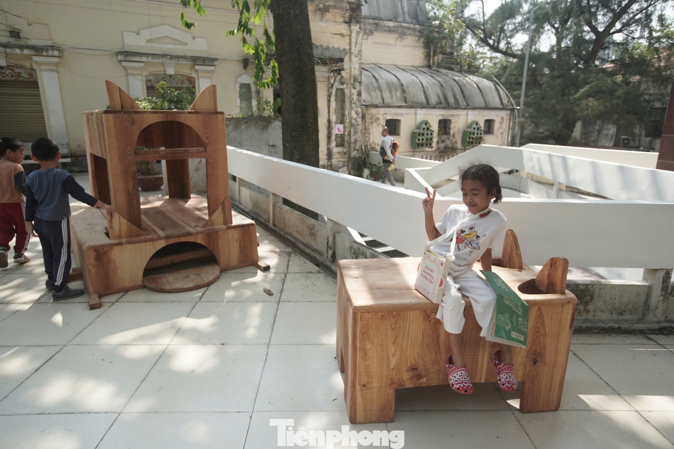 Hành lang thơ ngây là không gian kiến trúc mang tính biểu tượng kết nối những tuyến hành lang đã từng, đã có, đã cũ của tuổi thơ và những hành lang mới, hiện tại và có thể là các hành lang trong tương lai, được thiết kế bởi nhóm KTS Nguyễn Hà Thắng, KTS Nguyễn Bá Dũng, ThS. KTS Nguyễn Lê Minh Nhựt, ThS. KTS Nguyễn Mạnh Tuấn, ThS. KTS Lê Đức.