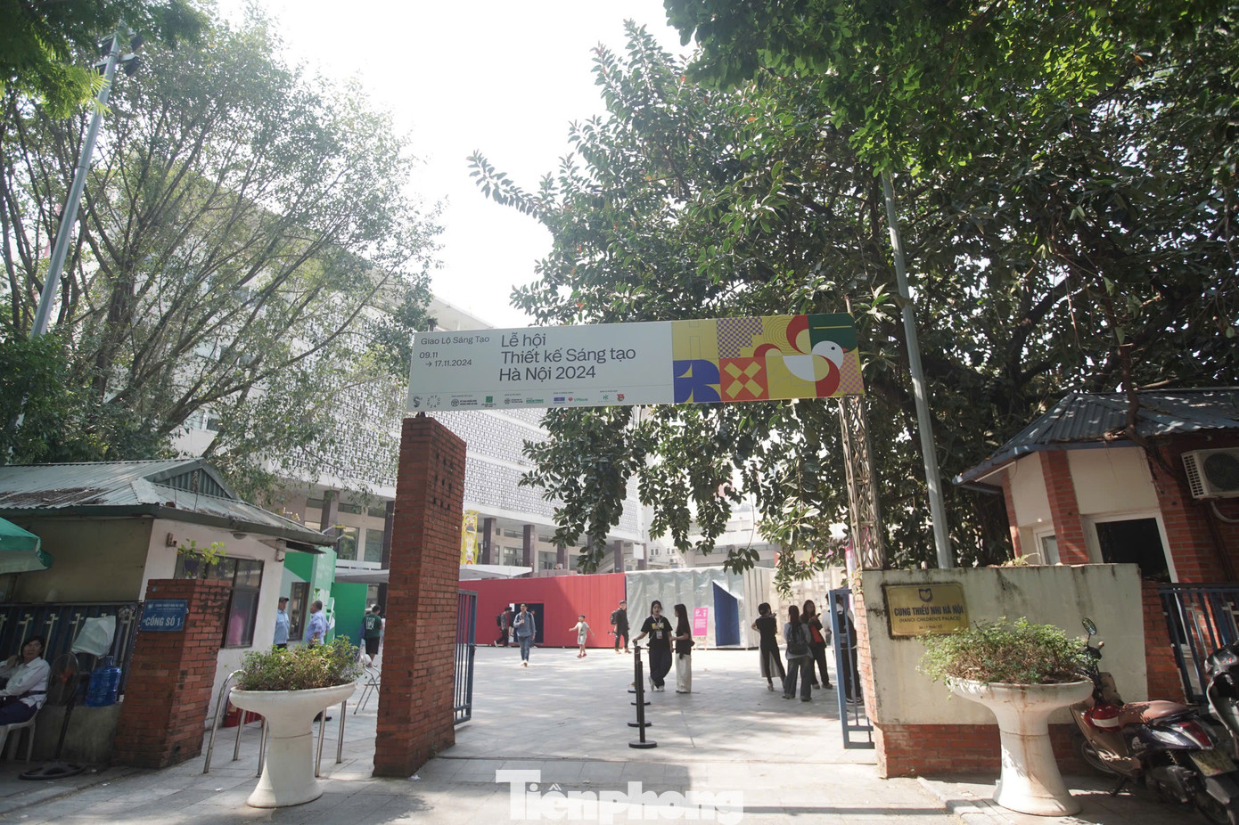 Cung Thiếu nhi Hà Nội nằm trên phố Lý Thái Tổ, quận Hoàn Kiếm từ lâu đã trở thành một địa chỉ quen thuộc với thanh thiếu niên Thủ đô nhiều thế hệ. Với chủ đề Cung Thiếu Nhi Hà Nội: Hoài niệm cho tương lai, Cung Thiếu nhi Hà Nội biến thành điểm đến đặc biệt trong tuyến “giao lộ” di sản của Thủ đô ở Lễ hội Thiết kế sáng tạo Hà Nội 2024.