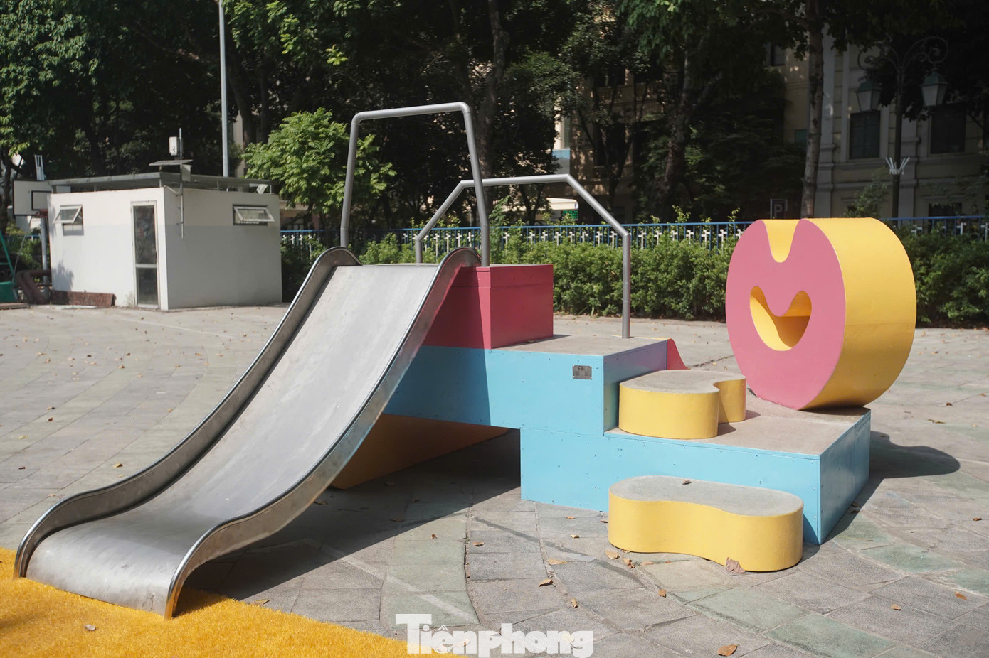 Cung Thiếu nhi Hà Nội trở thành "trái tim" của Lễ hội Thiết kế sáng tạo Hà Nội 2024 khi là nơi tổ chức hàng loạt hoạt động lan tỏa tinh thần sáng tạo. Điểm đến này cũng gây chú ý khi xây dựng thành công pavilion Hành lang thơ ngây.