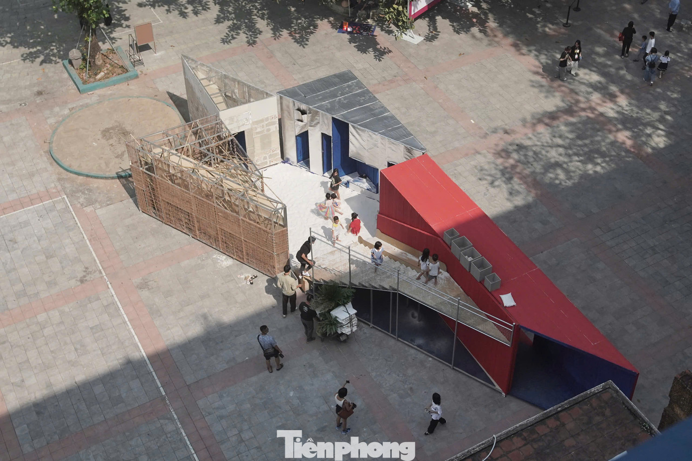 Tên gọi của công trình xuất phát từ những dãy hành lang lưu giữ nhiều kỷ niệm của thiếu nhi Hà Nội tại cung thiếu nhi. Những hành lang kết nối các tòa nhà tại đây gợi nhớ về sự phát triển và kế thừa liên thế hệ.