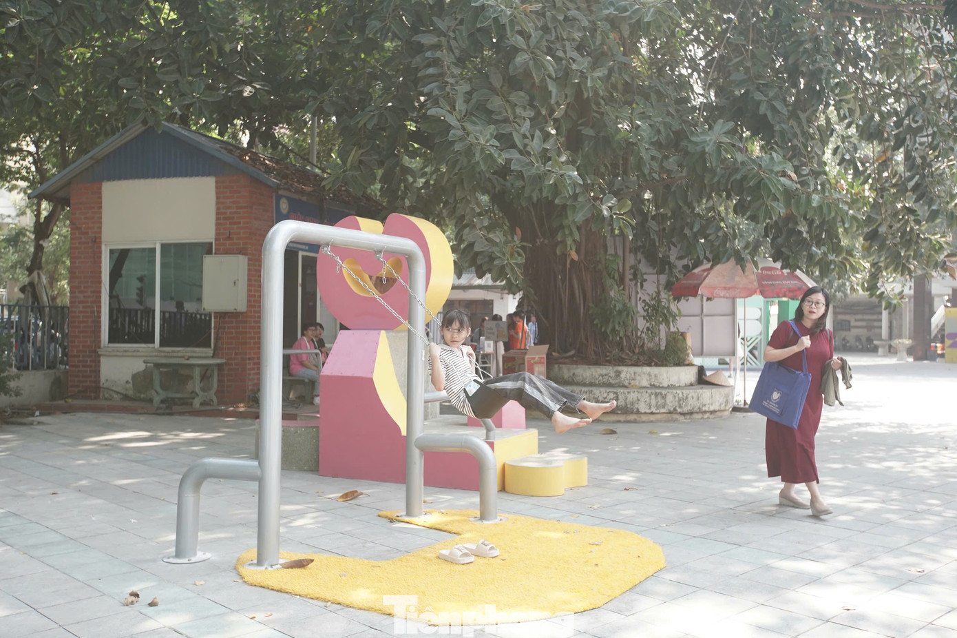 Cung Thiếu nhi Hà Nội trở thành "trái tim" của Lễ hội Thiết kế sáng tạo Hà Nội 2024 khi là nơi tổ chức hàng loạt hoạt động lan tỏa tinh thần sáng tạo. Điểm đến này cũng gây chú ý khi xây dựng thành công pavilion Hành lang thơ ngây.