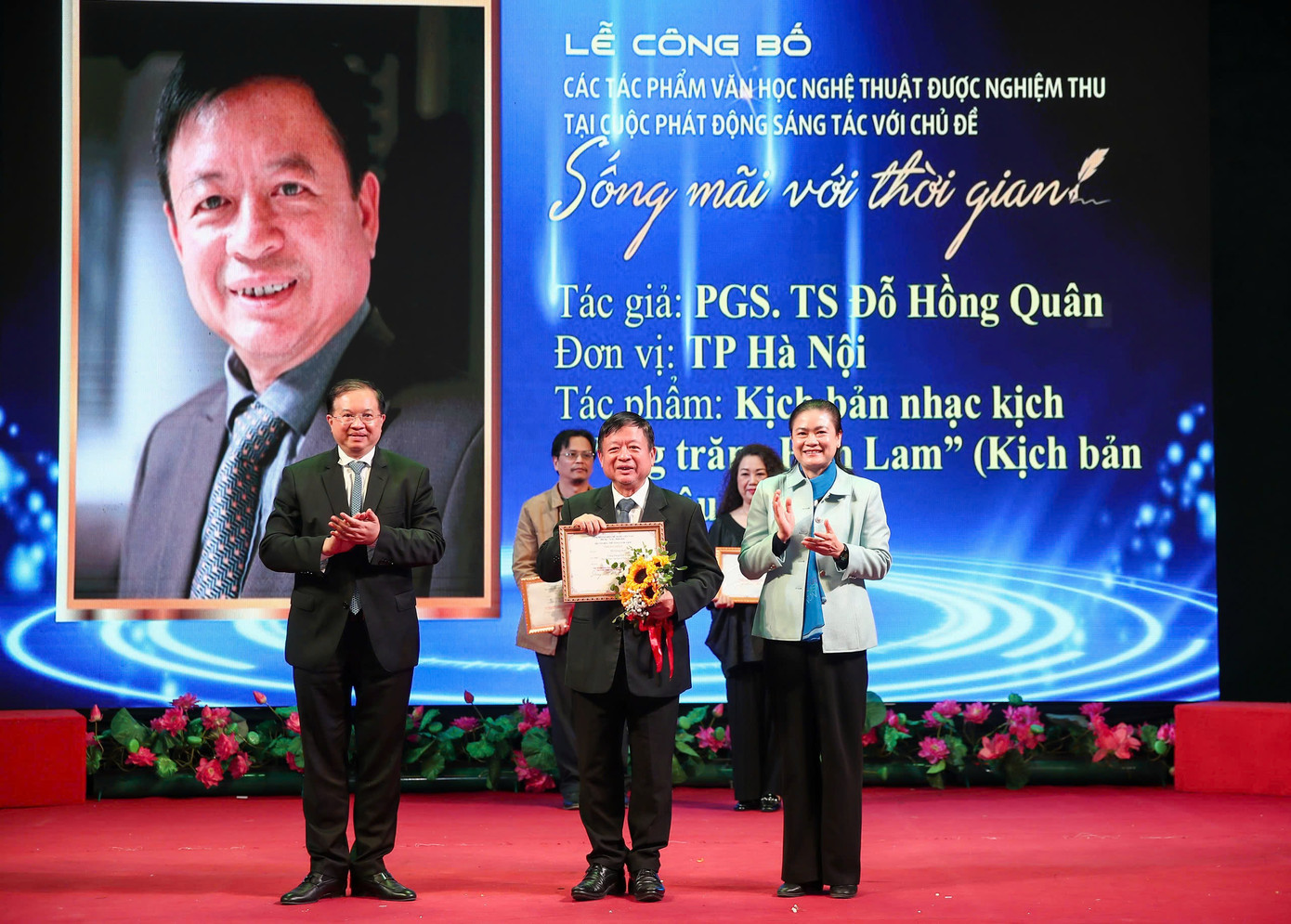 PGS.TS, nhạc sĩ Đỗ Hồng Quân và kịch bản nhạc kịch Vầng trăng Him Lam là một trong 35 tác phẩm được chọn. PGS.TS, nhạc sĩ Đỗ Hồng Quân và kịch bản nhạc kịch Vầng trăng Him Lam là một trong 35 tác phẩm được chọn.