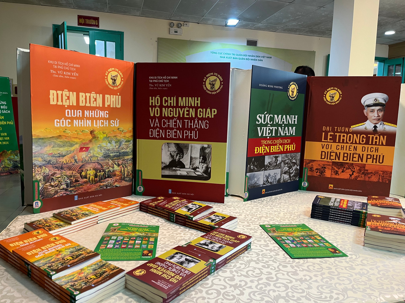 Bộ sách gồm 30 cuốn sách nhằm kỷ niệm 70 năm Chiến thắng Điện Biên Phủ.