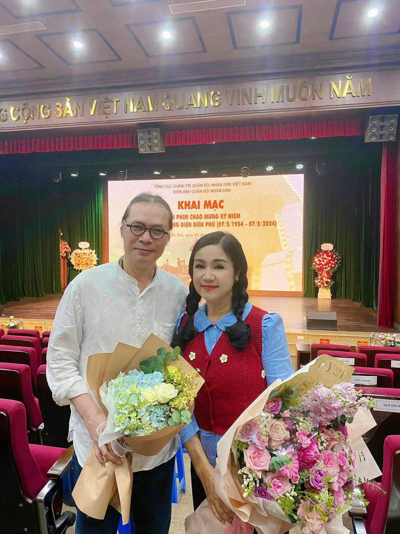 Mới đây, đoàn làm phim Hoa ban đỏ đã tái ngộ tại lễ khai mạc Tuần phim Kỷ niệm 70 năm Chiến thắng Điện Biên Phủ do Điện ảnh Quân đội Nhân dân tổ chức. Tại đây, các nghệ sĩ cùng ôn lại kỷ niệm khi đóng phim Hoa ban đỏ 30 năm về trước.