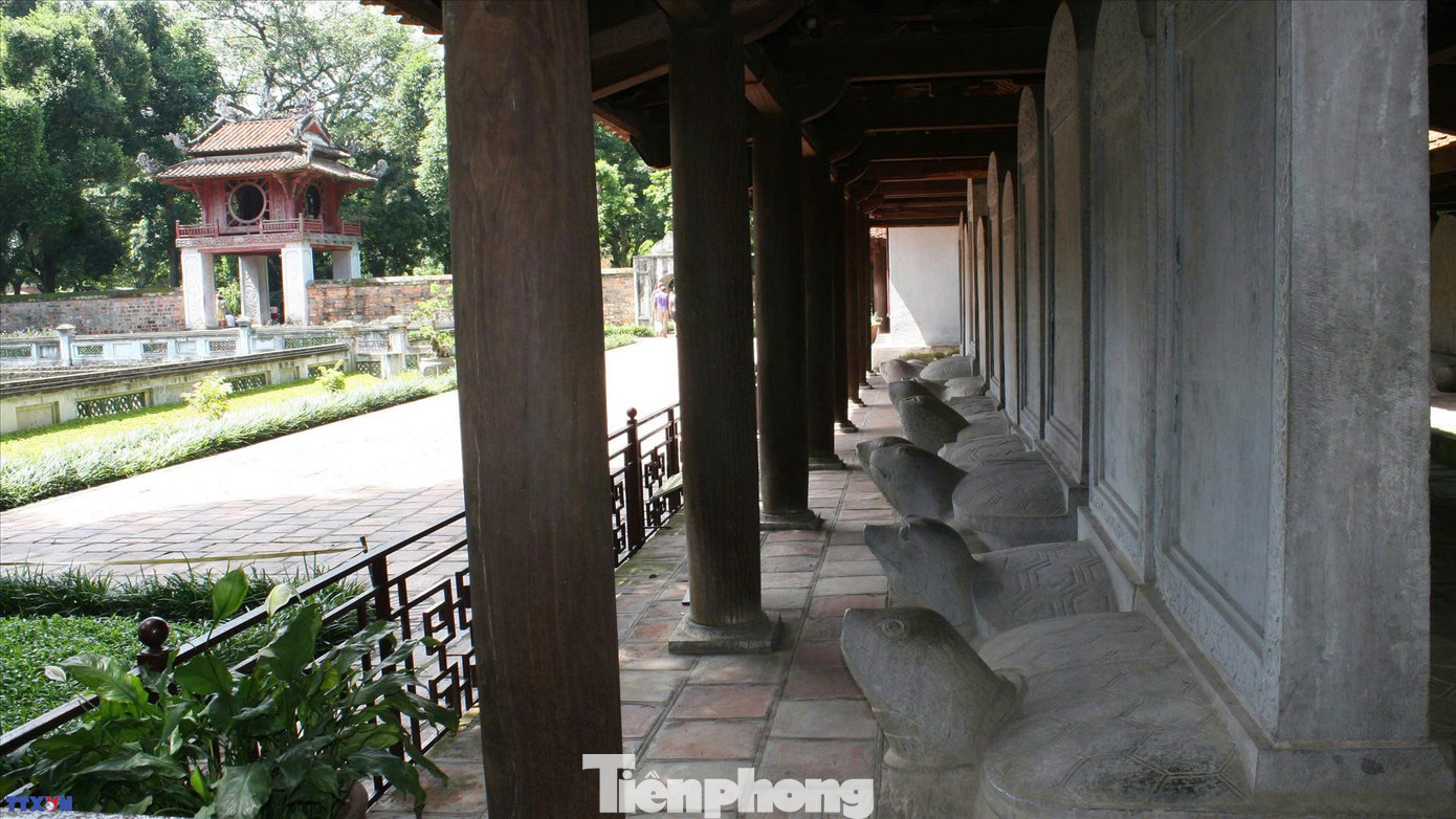 GS.TS Hoàng Đạo Kính là người chủ trì dự án tạo dựng mái che cho 82 bia Tiến sĩ trong Văn Miếu - Quốc Tử Giám. GS.TS Hoàng Đạo Kính là người chủ trì dự án tạo dựng mái che cho 82 bia Tiến sĩ trong Văn Miếu - Quốc Tử Giám.