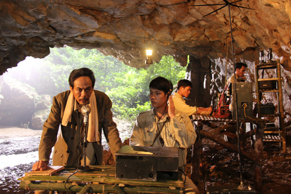 NSND Bùi Bài Bình thể hiện thành công hình tượng Hồ Chủ tịch thông qua phim điện ảnh Nhà tiên tri. NSND Bùi Bài Bình thể hiện thành công hình tượng Hồ Chủ tịch thông qua phim điện ảnh Nhà tiên tri.