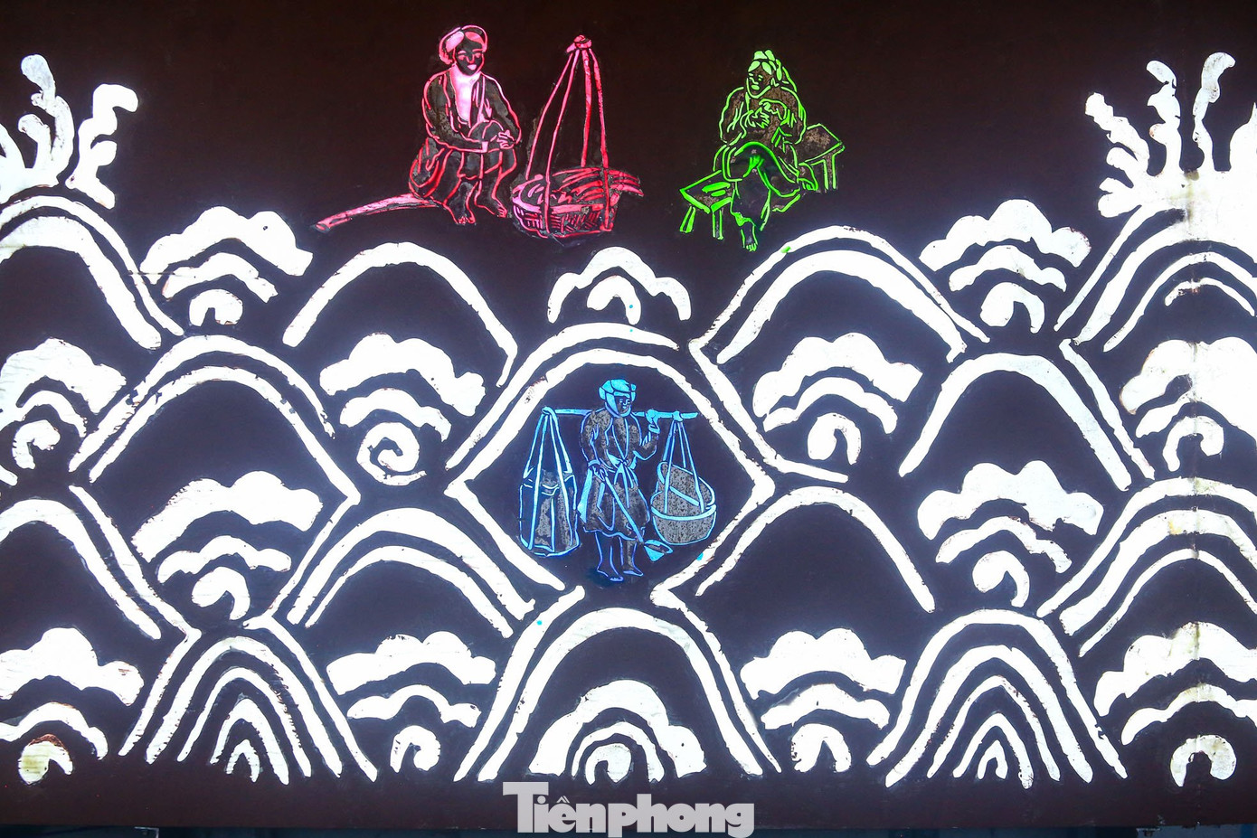 Xen giữa những lớp sóng là hình ảnh tái hiện những người lao động trong nghiên cứu Kỹ thuật của người An Nam của Henri Oger. Xen giữa những lớp sóng là hình ảnh tái hiện những người lao động trong nghiên cứu Kỹ thuật của người An Nam của Henri Oger.