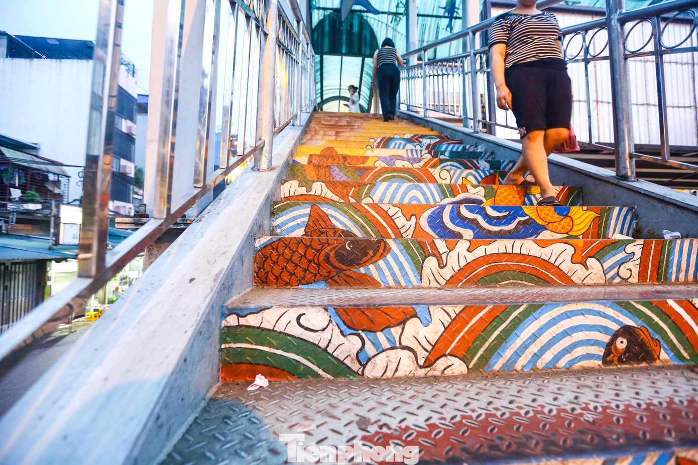 Cầu đi bộ trên phố Trần Nhật Duật (Hoàn Kiếm, Hà Nội) được cải tạo thành dự nghệ thuật công cộng. Dự án này vừa đáp ứng nhu cầu thắp sáng cầu đi bộ, vừa khiến khu vực này trở nên sinh động hơn. Khu vực chân cầu thang đi bộ được thiết kế từ hình ảnh Cá chép vượt Vũ Môn. Cầu đi bộ trên phố Trần Nhật Duật (Hoàn Kiếm, Hà Nội) được cải tạo thành dự nghệ thuật công cộng. Dự án này vừa đáp ứng nhu cầu thắp sáng cầu đi bộ, vừa khiến khu vực này trở nên sinh động hơn. Khu vực chân cầu thang đi bộ được thiết kế từ hình ảnh Cá chép vượt Vũ Môn.