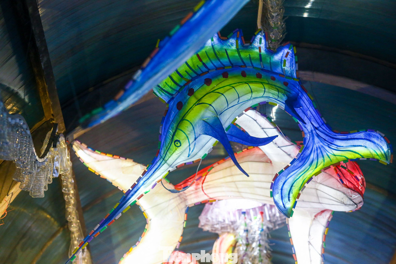 Tác phẩm Thuỷ cung của hoạ sĩ Vũ Xuân Đông gợi cảm giác đang bước giữa đường hầm thuỷ cung đầy hấp dẫn, với đủ loại mô hình các loài cá đại dương đang bơi lội phía trên vòm cầu. Tác phẩm Thuỷ cung của hoạ sĩ Vũ Xuân Đông gợi cảm giác đang bước giữa đường hầm thuỷ cung đầy hấp dẫn, với đủ loại mô hình các loài cá đại dương đang bơi lội phía trên vòm cầu.