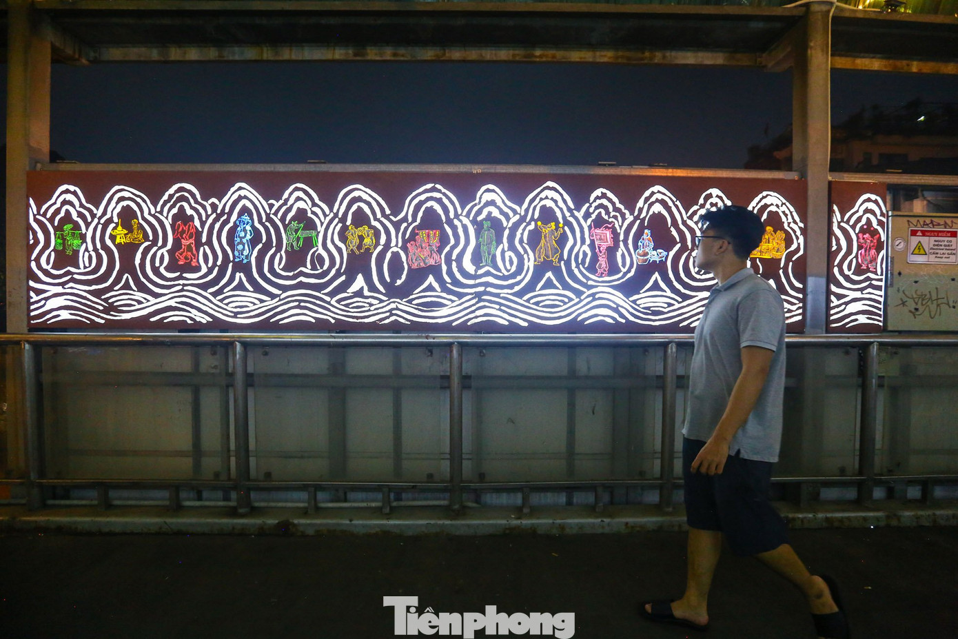 Dọc hành lang thành cầu, tác phẩm sắp đặt ánh sáng với chủ đề Sóng của hoạ sĩ Lê Đăng Ninh cũng gợi lại ký ức của những lớp sóng sông Hồng chuyên chở phù sa suốt chiều dài lịch sử dân tộc. Dọc hành lang thành cầu, tác phẩm sắp đặt ánh sáng với chủ đề Sóng của hoạ sĩ Lê Đăng Ninh cũng gợi lại ký ức của những lớp sóng sông Hồng chuyên chở phù sa suốt chiều dài lịch sử dân tộc.