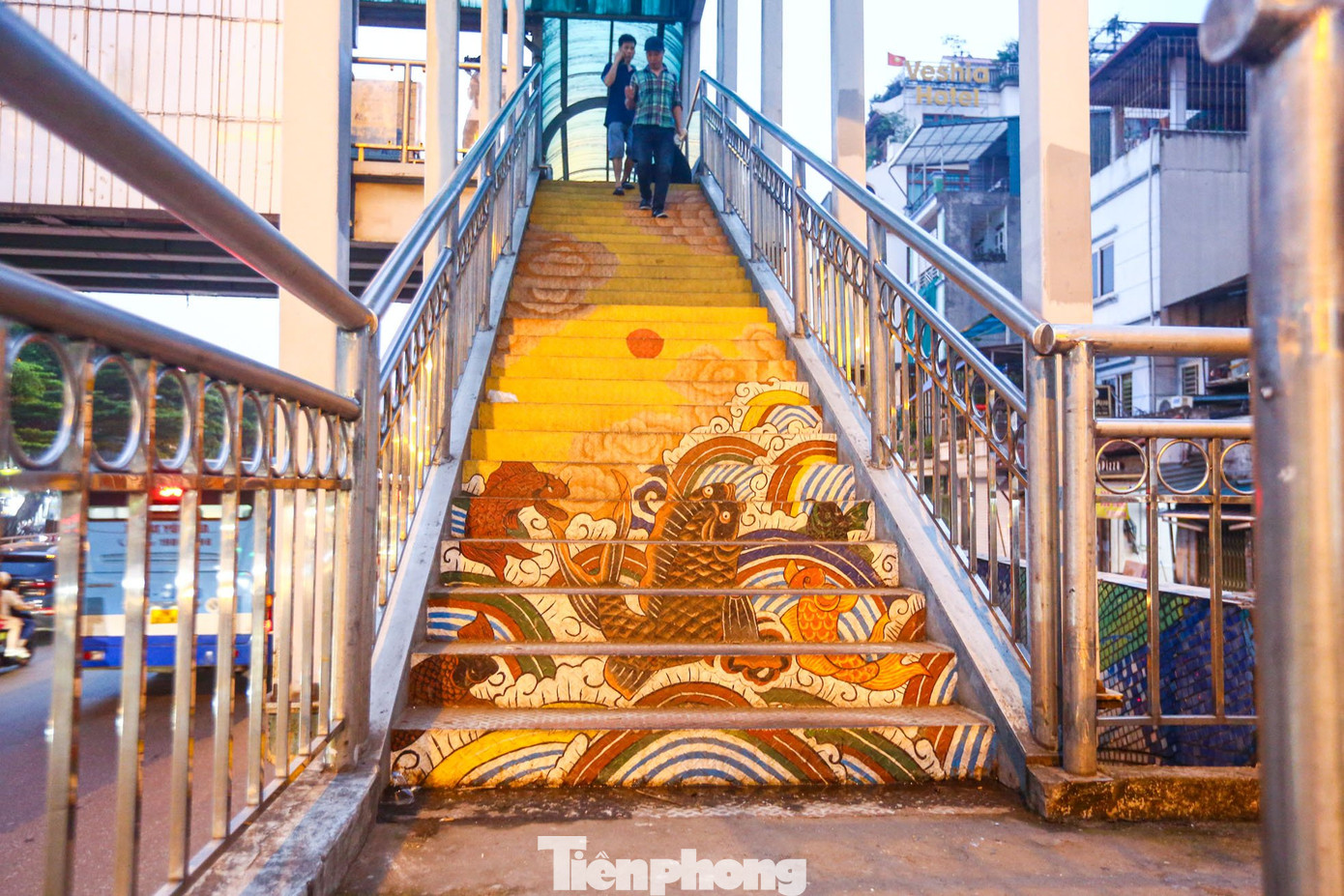 Cầu đi bộ trên phố Trần Nhật Duật (Hoàn Kiếm, Hà Nội) được cải tạo thành dự nghệ thuật công cộng. Dự án này vừa đáp ứng nhu cầu thắp sáng cầu đi bộ, vừa khiến khu vực này trở nên sinh động hơn. Khu vực chân cầu thang đi bộ được thiết kế từ hình ảnh Cá chép vượt Vũ Môn. Cầu đi bộ trên phố Trần Nhật Duật (Hoàn Kiếm, Hà Nội) được cải tạo thành dự nghệ thuật công cộng. Dự án này vừa đáp ứng nhu cầu thắp sáng cầu đi bộ, vừa khiến khu vực này trở nên sinh động hơn. Khu vực chân cầu thang đi bộ được thiết kế từ hình ảnh Cá chép vượt Vũ Môn.