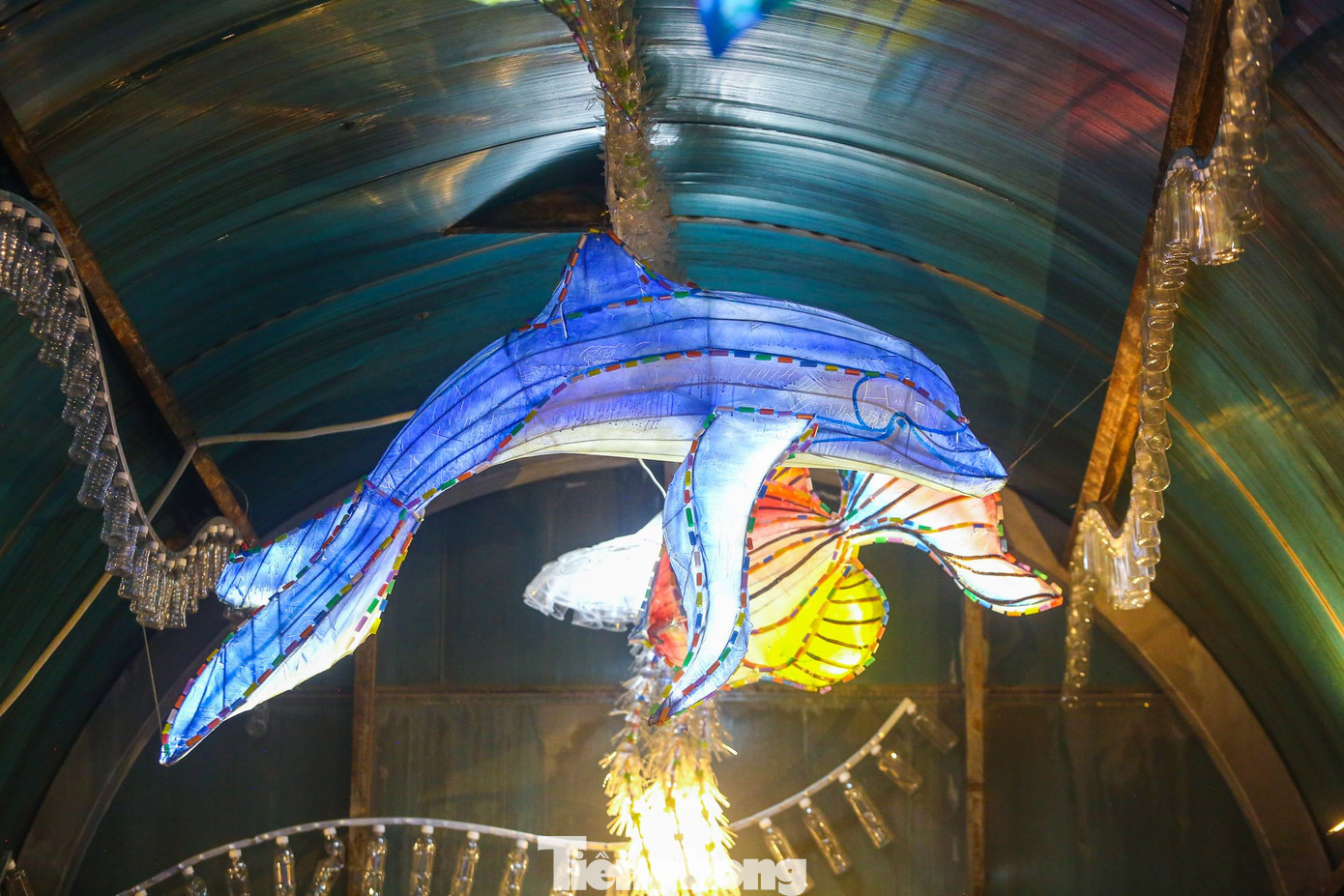 Chịu trách nhiệm sản xuất các mô hình sinh vật biển từ nhựa tái chế, họa sĩ Vũ Xuân Đông cho biết, các tác phẩm này là sự kết hợp giữa vật liệu tái chế và hiện đại. Theo đó, các vật liệu mới như: khung sắt, màng bọc, vật liệu màu vẽ, đèn led…Vật liệu tái chế là chai nhựa, ống hút… Với tổng số lượng 40 sinh vật gồm: cá heo, sứa, cá ngựa, rong, rêu..., họa sĩ Vũ Xuân Đông mất 3 tháng để hoàn thiện. Chịu trách nhiệm sản xuất các mô hình sinh vật biển từ nhựa tái chế, họa sĩ Vũ Xuân Đông cho biết, các tác phẩm này là sự kết hợp giữa vật liệu tái chế và hiện đại. Theo đó, các vật liệu mới như: khung sắt, màng bọc, vật liệu màu vẽ, đèn led…Vật liệu tái chế là chai nhựa, ống hút… Với tổng số lượng 40 sinh vật gồm: cá heo, sứa, cá ngựa, rong, rêu..., họa sĩ Vũ Xuân Đông mất 3 tháng để hoàn thiện.