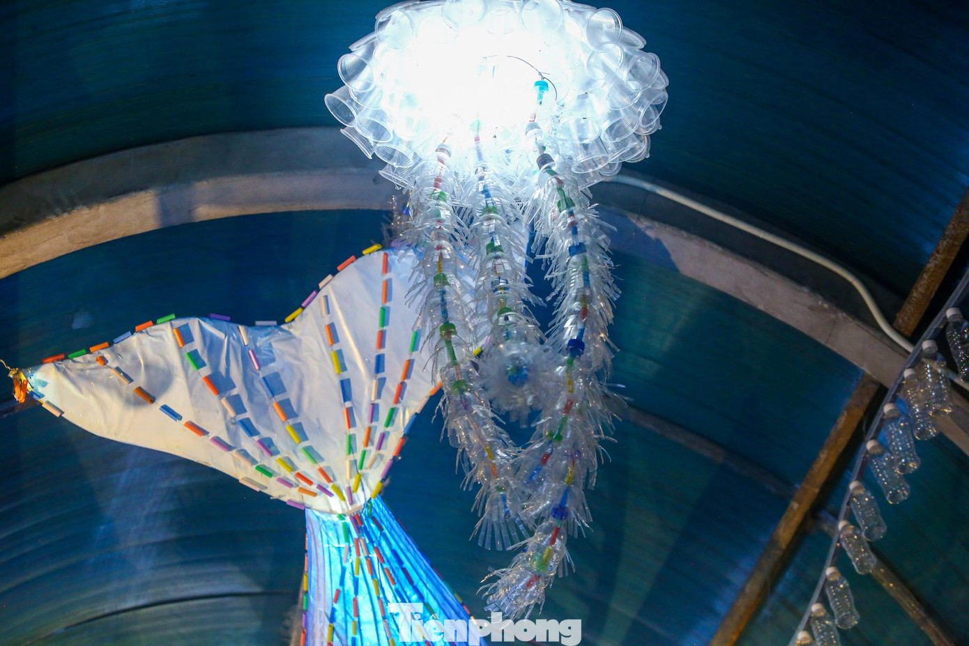 Để làm ra những con sứa biển, họa sĩ Vũ Xuân Đông chọn chất liệu chính là cốc nhựa và ống hút. Ý tưởng thực hiện dự án nghệ thuật này được các họa sĩ lên từ cách đây 3 năm, nhưng đến thời điểm này mới có thể thực hiện và hoàn thành, bởi việc chọn chất liệu đáp ứng các tiêu chí vừa đẹp, vừa bền và phù hợp rất khó. Để làm ra những con sứa biển, họa sĩ Vũ Xuân Đông chọn chất liệu chính là cốc nhựa và ống hút. Ý tưởng thực hiện dự án nghệ thuật này được các họa sĩ lên từ cách đây 3 năm, nhưng đến thời điểm này mới có thể thực hiện và hoàn thành, bởi việc chọn chất liệu đáp ứng các tiêu chí vừa đẹp, vừa bền và phù hợp rất khó.